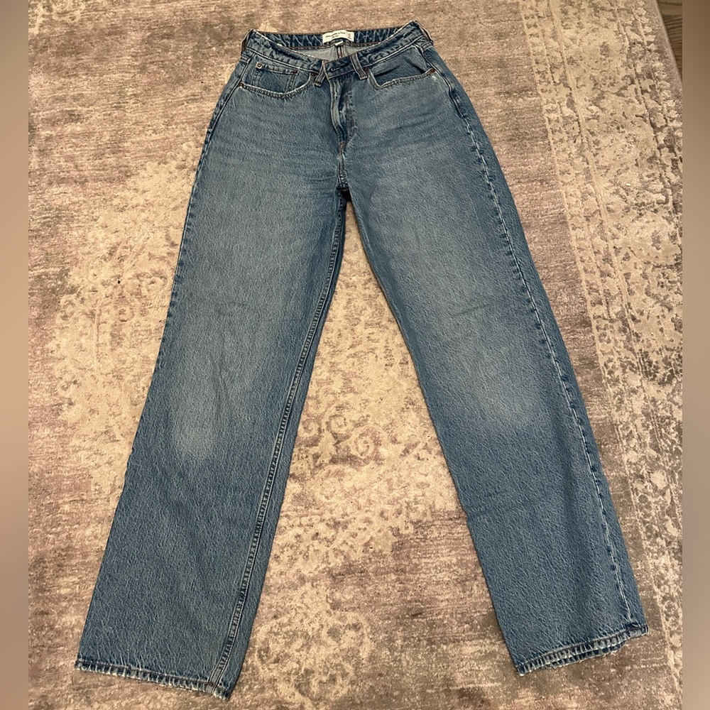 Abercrombie & Fitch high rise loose jean. CURVE LOVE